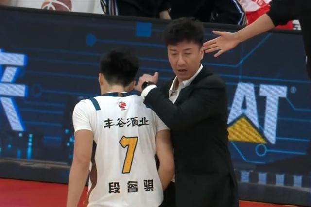 幸亏没去广东！19岁菜鸟打成四川小外援，场均得分高于徐杰胡明轩