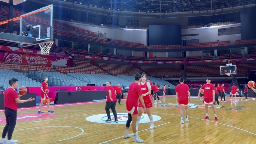 华体会体育下载-事无巨细！世界杯资格赛休赛日 宫鲁鸣在训练中亲自指导防守细节