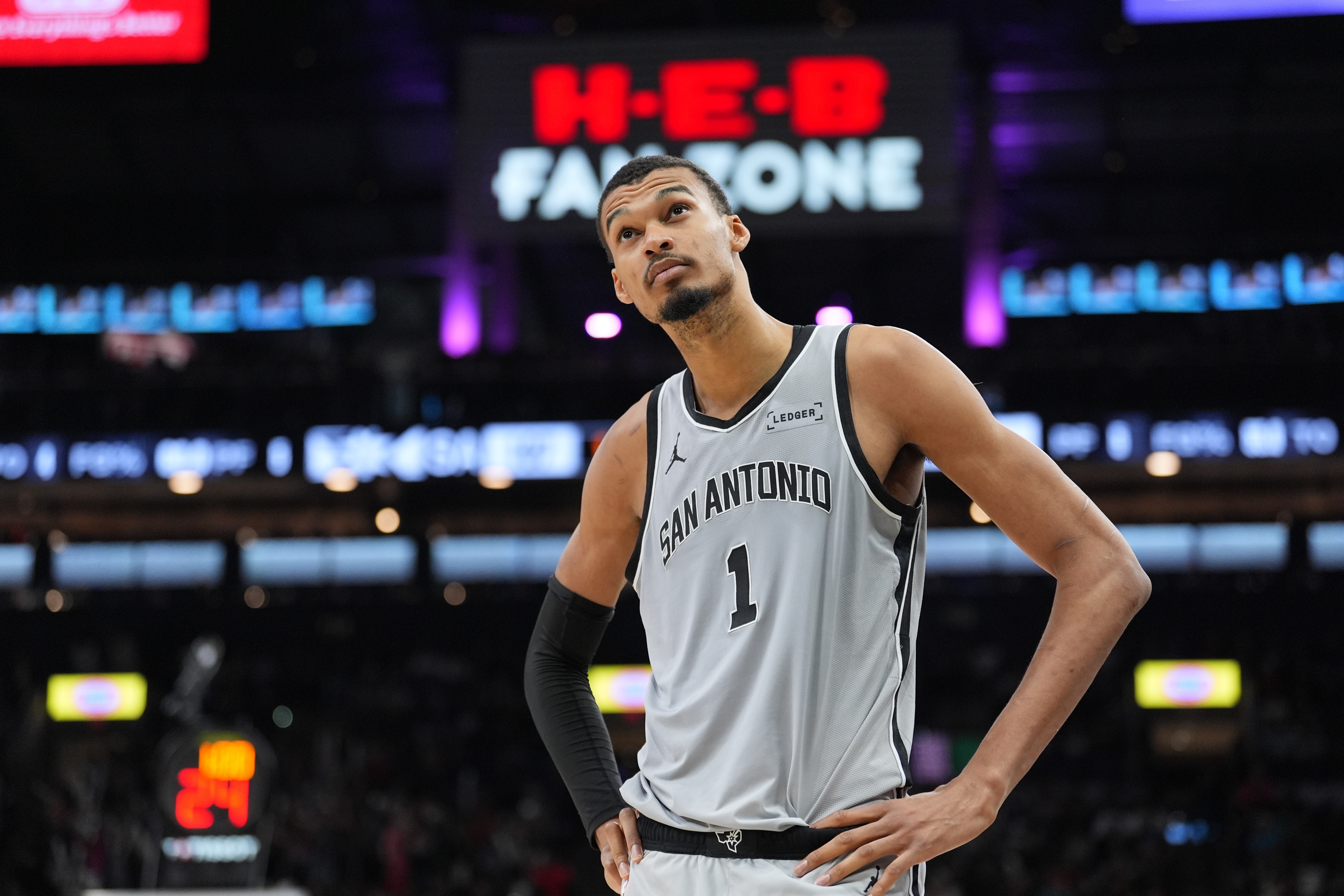 华体会-赛后在技术台干嘛？文班：他们修正了我的数据 漏了我一次盖帽